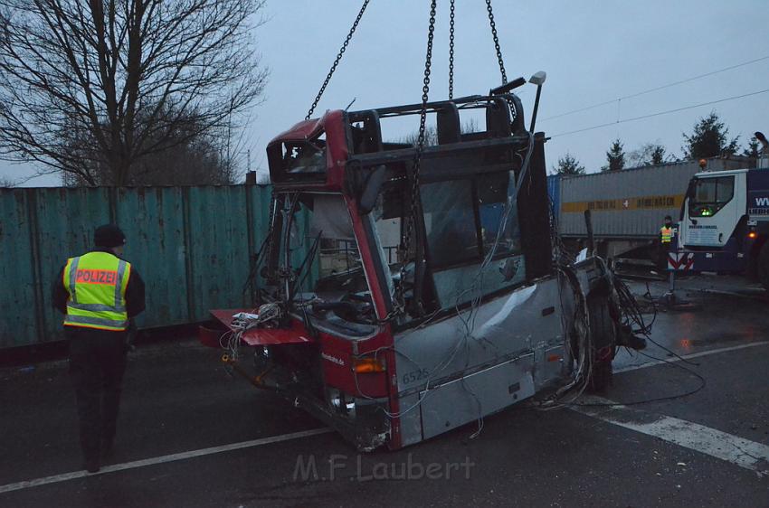 Schwerer VU Bus Zug Düsseldorf P526.JPG